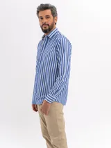 Camisa de manga larga con estampado de rayas verticales en azul y blanco, cuello clásico y cierre frontal de botones.