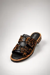 Sandalias planas de cuero con diseño de cuatro tiras cruzadas, combinando tiras de cuero liso negro y tiras con estampado animal print tipo leopardo con textura de pelo.