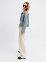 Jeans baggy de tiro bajo en color marfil, con diseño de pernera ancha y costuras pespunteadas a contratono.