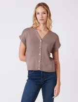 Cardigan tejido en hilado fino color marrón, con escote en V, mangas cortas y abertura central con botones metálicos dorados.