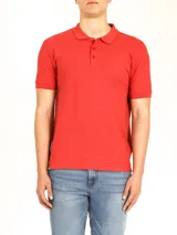 Polo de piqué color rojo, manga corta, con cuello y tapeta de botones al tono.