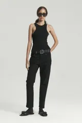 Pantalón negro de gabardina teñida, de corte recto, tiro medio alto y largo cropped.