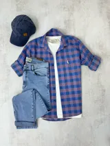 Camisa de algodón a cuadros azules y bordó, de manga larga con puños abotonados.