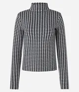 Suéter de cuello alto con estampado de pata de gallo en blanco y negro.