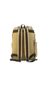 Mochila de tela canvas color marrón con detalles en cuero sintético. Cuenta con tapa superior con correas ajustables, cierre tipo marinero, múltiples bolsillos externos con cierre y compartimento para laptop.
