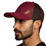 Gorra Saucony Trucker de algodón orgánico color bordó con paneles traseros de malla marrón y logo bordado en dorado.