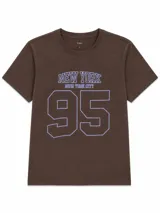Remera rosada con estampado frontal universitario estilo vintage que dice "Los Angeles 1958 Athletics Dept. Southern California", de manga corta y cuello redondo.