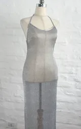 Vestido largo plateado de red con breteles finos.