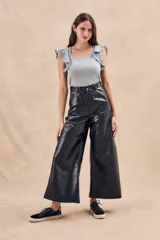 Top color crudo de lurex con corte ajustado, cuello redondo y mangas cortas con volados.