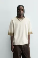 Sudadera de manga corta con cuello redondo, corte relajado y efecto lavado, en tono crudo con teñido en degradé en cuello y puños de color marrón topo.