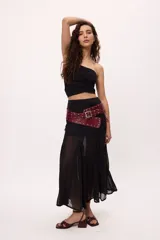 Top strapless color marrón con textura plisada y frunce en el frente.