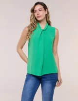 Blusa sin mangas color verde, confeccionada en crepé texturizado, con cuello alto drapeado y torsión central frontal.