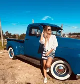 Short tejido a rayas horizontales blancas y negras.