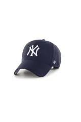 Gorra de béisbol estructurada con visera curva y cierre ajustable de velcro. Presenta el logo de los New York Yankees bordado en relieve en la parte frontal y el logo de la marca 47 en el lateral.