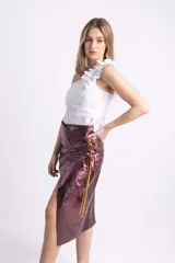 Falda midi de cuero sintético color borgoña, de corte portafolio con abertura lateral y lazos ajustables en la cadera.