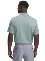 Remera polo de manga corta Under Armour, confeccionada en tejido técnico ligero y transpirable con textura de líneas horizontales sutiles. Presenta cuello clásico, tapeta con botones y logo de la marca estampado en el pecho.