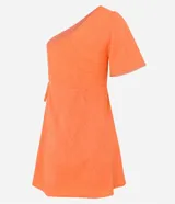 Vestido corto color naranja con textura geométrica, escote asimétrico con un hombro descubierto, manga corta abullonada y recorte en la cintura con lazo ajustable.