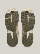 Zapatillas de running Tommy Hilfiger color beige con detalles en verde oliva. Capellada de tejido de punto y paneles de malla, suela dentada de goma y caucho, logo de Tommy Hilfiger Sport en el lateral y detalle distintivo en el talón.