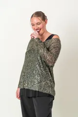 Blusa de fiesta con lentejuelas plateadas y verde esmeralda, forrada en viscosa, con escote en V y mangas tres cuartos.