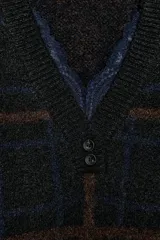 Jersey de punto con diseño de rombos en tonos marrón y gris, escote en pico con detalle de encaje, manga larga y cierre frontal con botones.