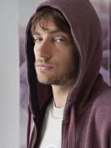 Buzo tipo hoodie con cierre frontal completo, capucha con cordones ajustables y bolsillos laterales. Confeccionado en tejido de algodón con textura jaspeada.