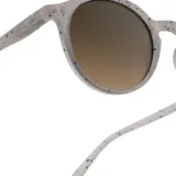 Lentes de sol Izipizi Sun #D, color beige con motas negras y lentes marrones degradé.