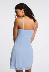 Chemise corta color lila con breteles finos regulables, escote en V y apliques de encaje en el escote y el ruedo.