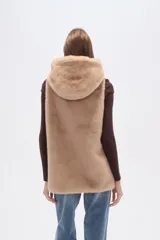 Chaleco sin mangas de pelo sintético color beige claro, con capucha y cierre frontal.