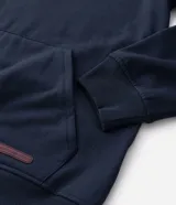Hoodie Get Over de color azul marino, con capucha ajustable, bolsillo estilo canguro en el frente, mangas largas y puños y ruedo de rib acanalado. Cuenta con una pequeña etiqueta rectangular decorativa en la parte inferior.