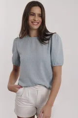 Blusa celeste con estampado de líneas verticales y mangas abullonadas cortas.