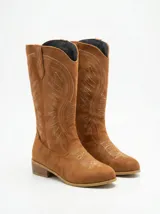 Bota estilo texana de caña media, confeccionada en gamuza color camel, con bordados decorativos en hilo claro y taco cuadrado bajo.
