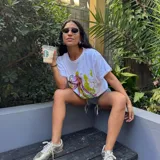 Remera blanca de corte holgado con estampa artística de un pulpo en tonos fucsia y verde, realizada mediante serigrafía artesanal.