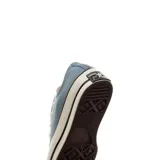 Zapatillas Converse Chuck 70 de lona color celeste, con plataforma de goma blanca y cordones blancos.