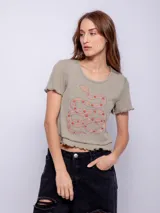 Remera verde militar de manga corta y cuello redondo con ribete. Estampado frontal de una serpiente de color rosa con detalles en rojo.