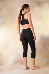 Calza deportiva negra capri, tiro alto y corte ajustado.