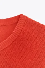 Jersey de punto de algodón con cuello redondo, manga corta y terminaciones en rib.