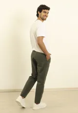 Pantalón de lino y algodón color azul marino, de corte relajado (relaxed fit) con cintura elástica ajustable mediante cordón. Presenta bolsillos frontales y bolsillos traseros.