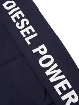 Buzo con capucha de Caterpillar, color azul marino, con bolsillo tipo canguro frontal, puños y cintura acanalados. Presenta el logo de la marca estampado en el pecho y la frase 'Diesel Power' en la manga izquierda.