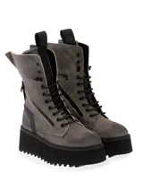 Botas de caña media color gris con cordones y cierre lateral con cremallera. Tiene detalles en cuero negro en el talón y cremallera lateral. La suela es de goma negra con plataforma y dibujo dentado.
