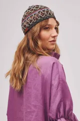 Casquete tejido a mano en crochet tipo rejilla con motivos florales multicolor.