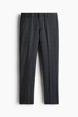 Pantalón de traje gris con sutil patrón a cuadros, corte slim fit con raya marcada en las piernas, bolsillos laterales y bolsillos traseros ribeteados.