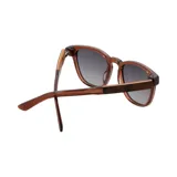 Lentes de sol con montura color marrón claro y lentes degradadas marrones.