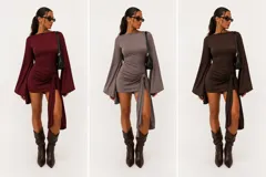 Vestido corto negro de ajuste entallado con mangas largas acampanadas y detalle de nudo lateral con caída asimétrica.
