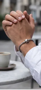 Pulsera de acero inoxidable con eslabones tipo caja y cierre de barril central.