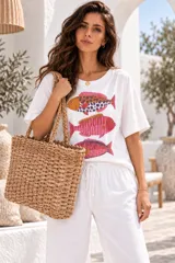 Bolso tipo tote amplio, confeccionado en rafia natural trenzada, con diseño estructurado y asas largas para llevar al hombro.