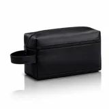 Bolso de mano tipo neceser en color negro, confeccionado en ecocuero con diseño minimalista, cierre principal superior y bolsillo frontal con cierre, incluye una manija lateral para transporte.
