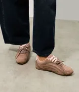 Championes de mujer Satinato con diseño de suela baja y paneles superpuestos, confeccionados en combinación de poliéster y poliuretano color marrón con detalles en rosa claro.