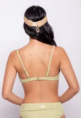 Top de bikini negro con textura animal print, breteles ajustables y gancho en la espalda.