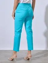 Pantalón blanco de gabardina elastizada, marca Ruby Rd, con pretina ancha elastizada, bolsillos delanteros simulados, bolsillos traseros aplicados y largo al tobillo.