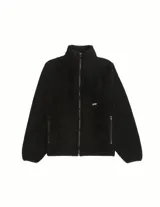 Campera de polar tipo teddy color negro, con cuello alto, cierre frontal completo y bolsillos laterales con cierre. Presenta el logo de la marca bordado en el pecho.